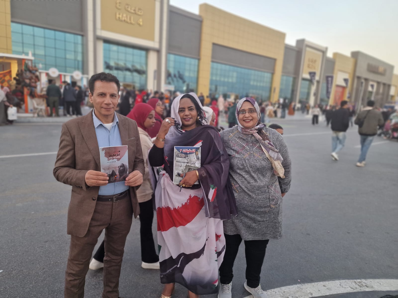 بالصور: مشاعر عثمان تدشن ديوانها أعز مكان وطني السودان بمعرض القاهرة الدولي للكتاب