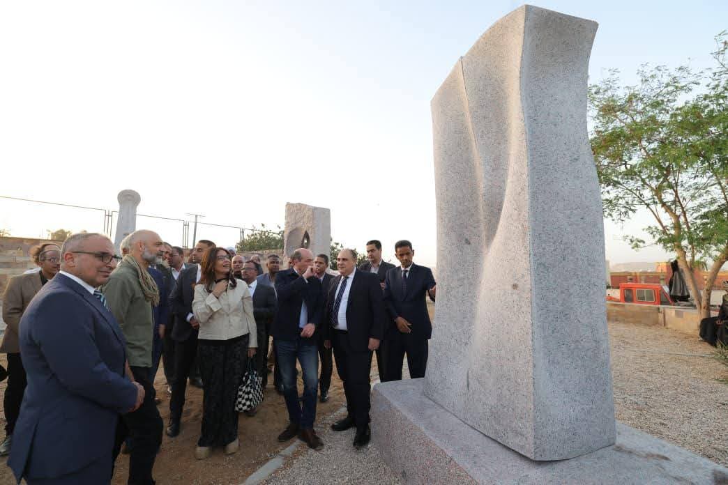 وزيرة الثقافة توجّه بتعزيز التعاون مع وزارتي الإسكان والتنمية المحلية لعرض نتاج السمبوزيوم بالميادين والمدن الجديدة