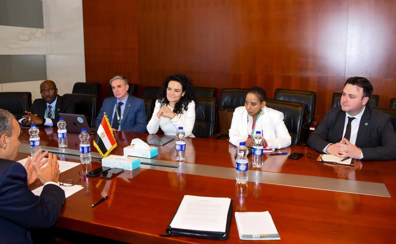 وزير الخارجية يلتقي المديرة التنفيذية لصندوق المناخ الأخضر على هامش القمة الأفريقية