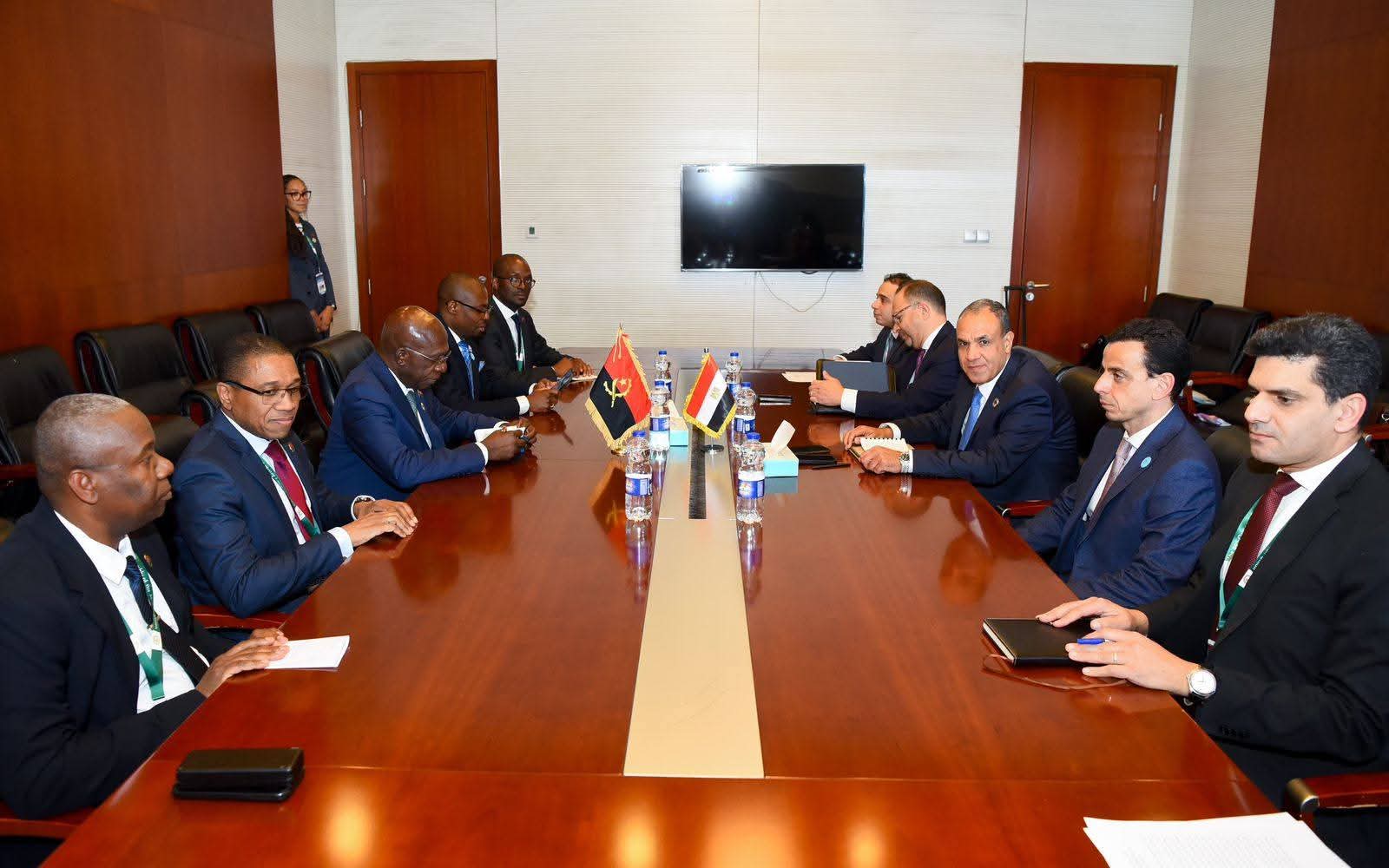 وزير الخارجية يلتقي وزير خارجية أنجولا لبحث تعزيز التعاون الثنائي والتنسيق الإقليمي