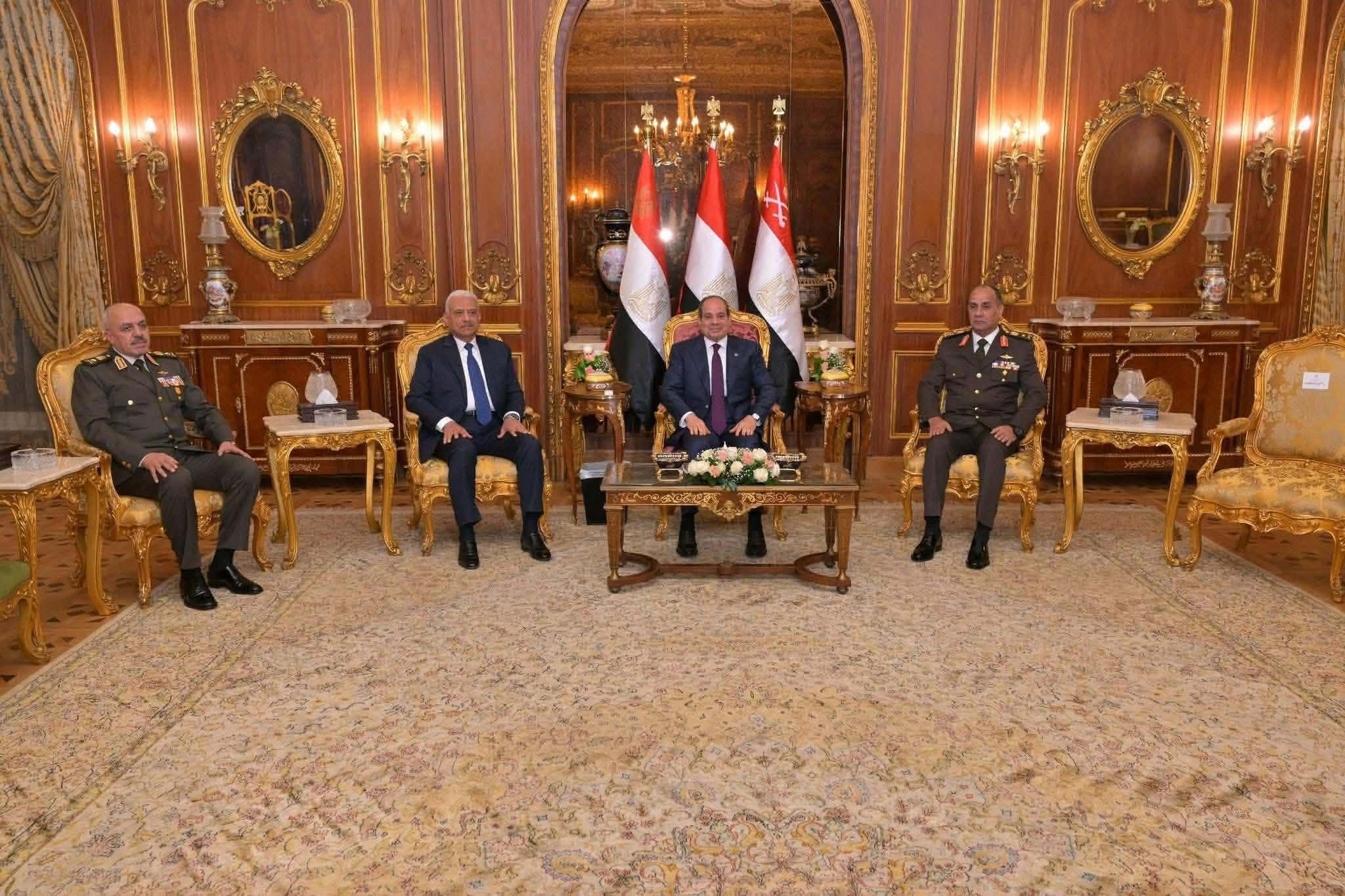 صور: الرئيس السيسي يكرم وزير الدفاع السابق