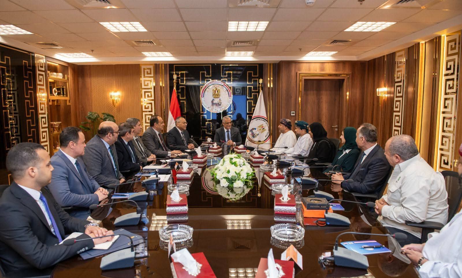 وزير الإنتاج الحربي يبحث مع وفد عماني وممثلي "بابيريوس ايجيبت" سبل التعاون المشترك في عدة مجالات