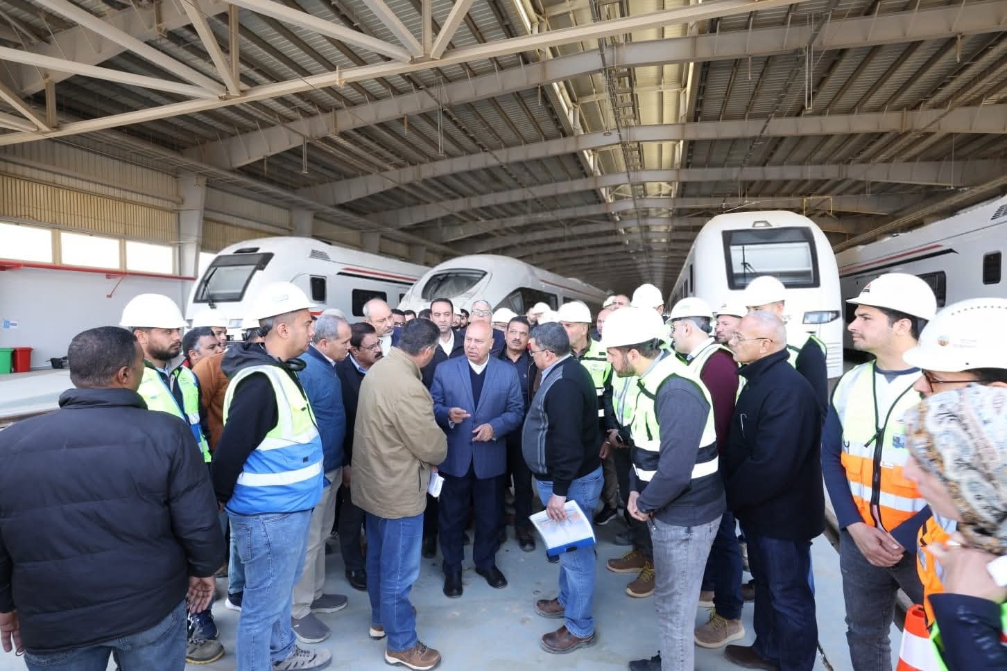 الوزير  يتابع التقدم في اعمال تنفيذ الخط الأول من شبكة القطار الكهربائي السريع 
