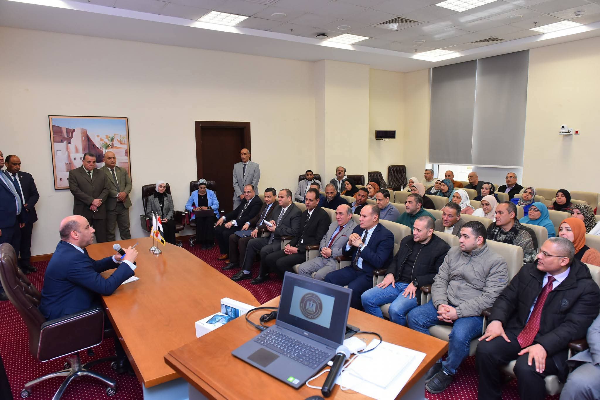 وزير العمل يشهد تسليم أجهزة "تابلت" لمفتشي العمل بمحافظتي المنوفية والدقهلية