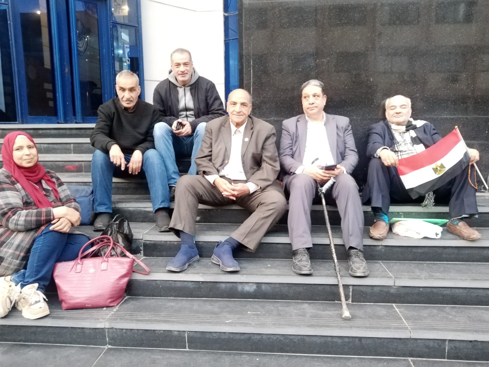 صور: رابطة الصحف الحزبية والمستقلة تنظم إفطار على سلم "الصحفيين"