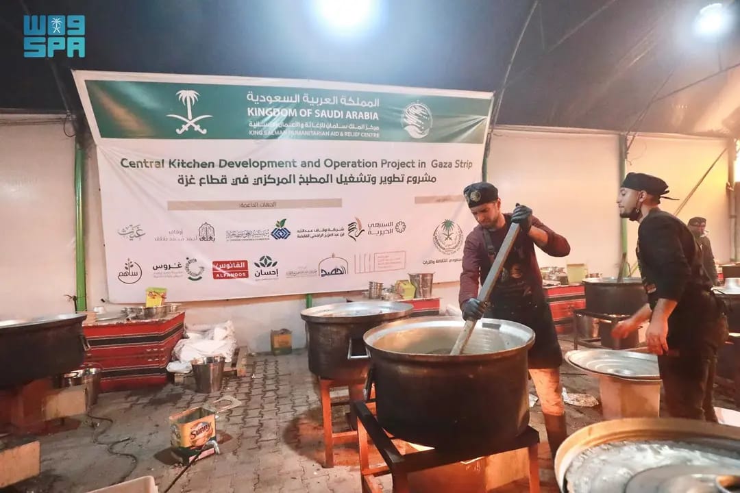 ضمن الحملة السعودية لإغاثة غزة.. وجبات يومية للأسر في مواصي خان يونس 