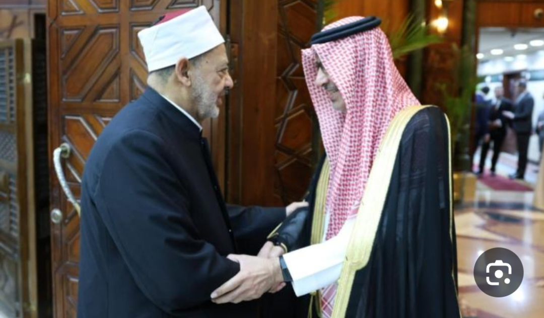 صور : شيخ الأزهر يستقبل سفير خادم الحرمين الشريفين لدى مصر
