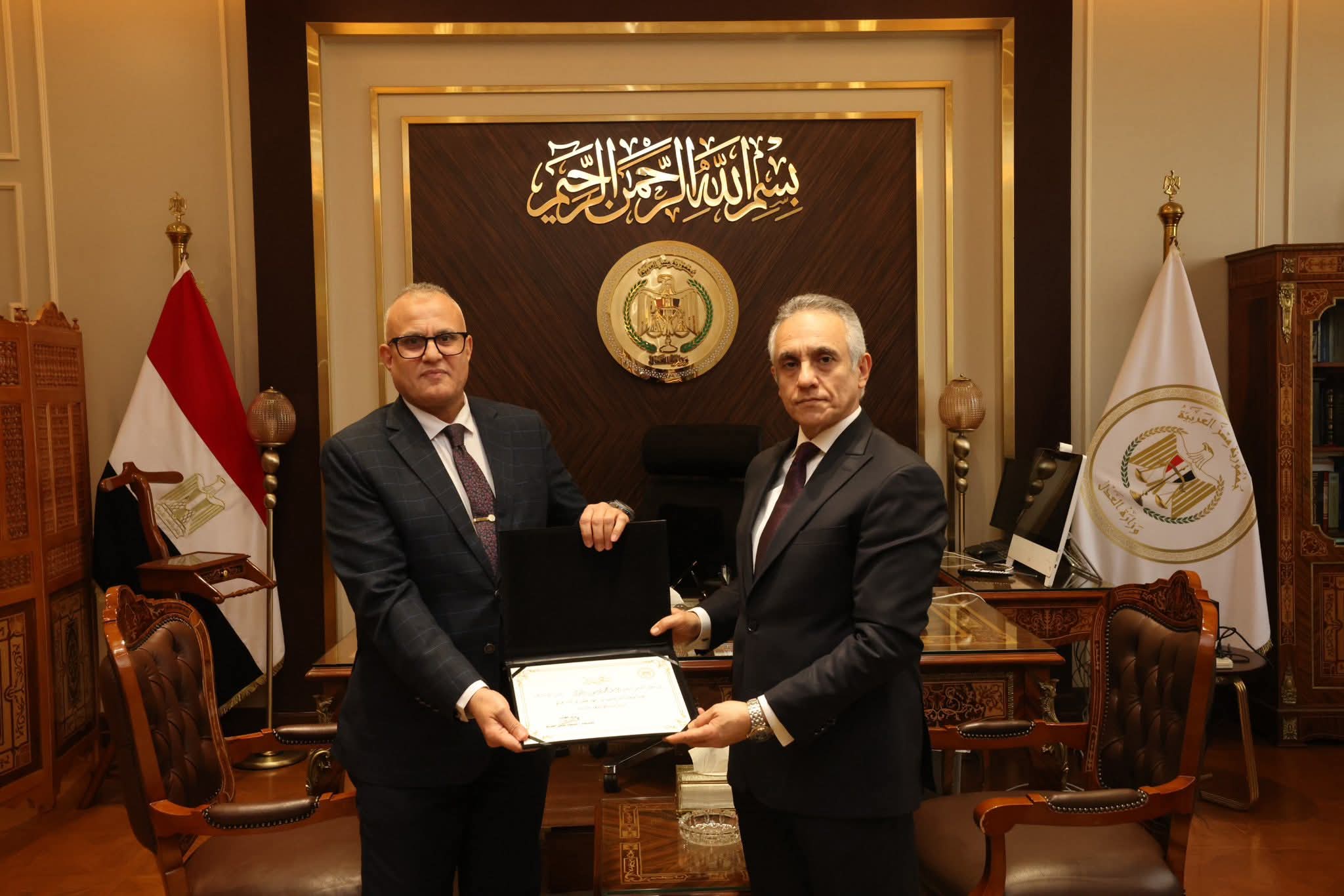 لتطوير العمل القضائي...  وزير العدل ينتدب 13 مساعدا جديدا .... ويكرم مساعدي الوزير السابقين. 