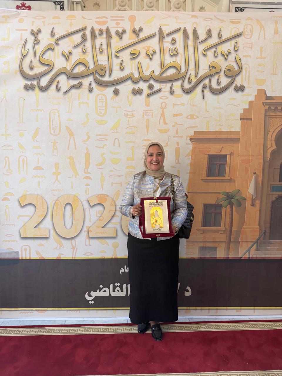 نقابة الأطباء تحتفل بيوم الطبيب الـ48 وتكرّم رموز المهنة واختيار الدكتورة لبنى عز العرب ضمن «الطبيب المثالي» تقديرًا لدورها الريادي في علاج الأورام