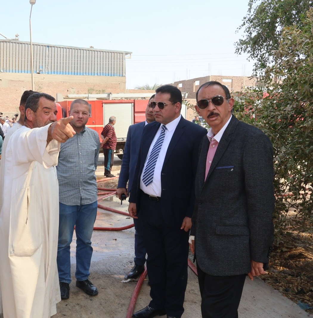محافظ سوهاج ومساعد وزير الداخلية  يتابعان حريق مصنع الأقطان  بطهطا