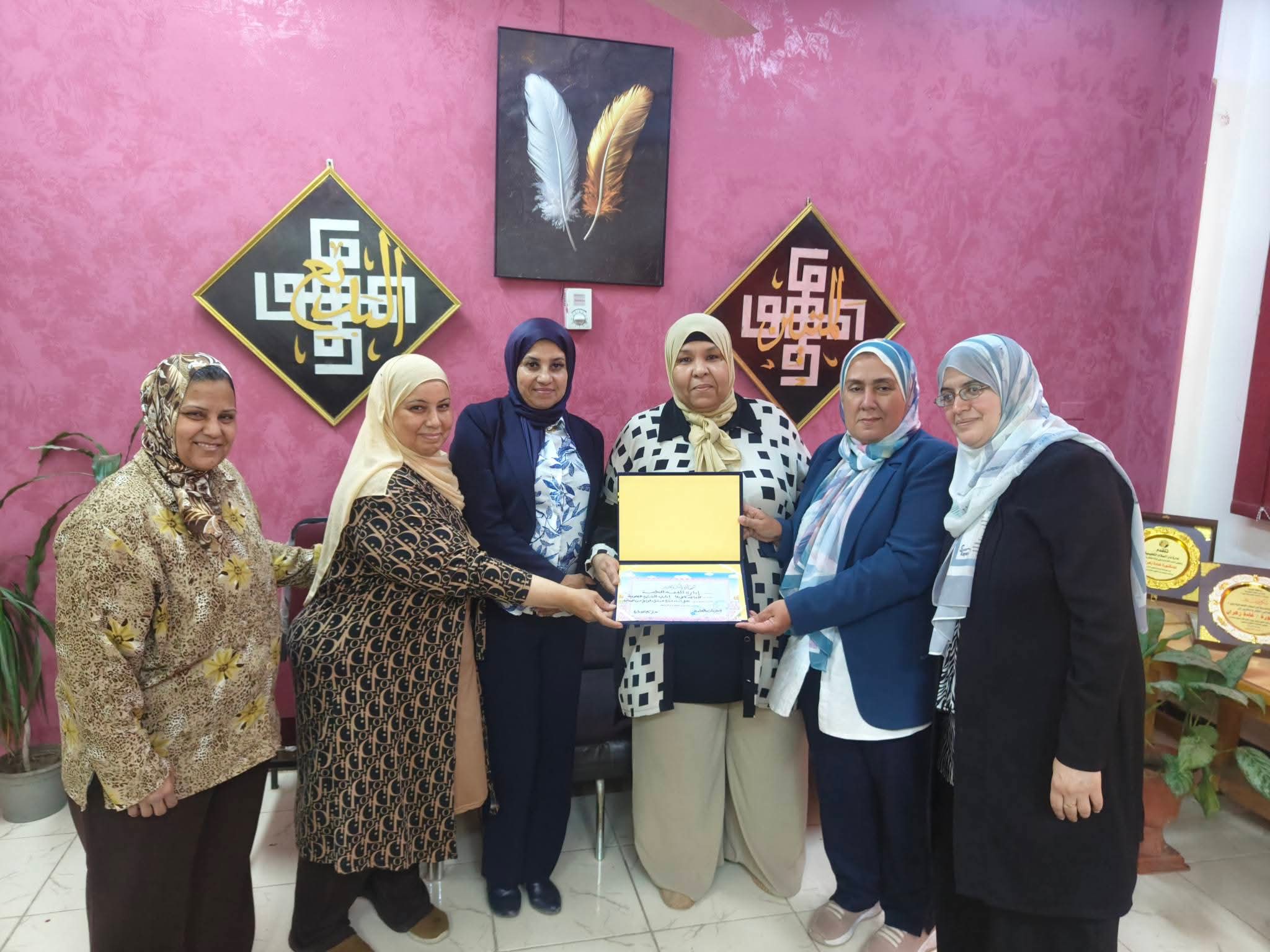 بالصور: تكريم السيدة ماجدة فوزي بالتربية والتعليم