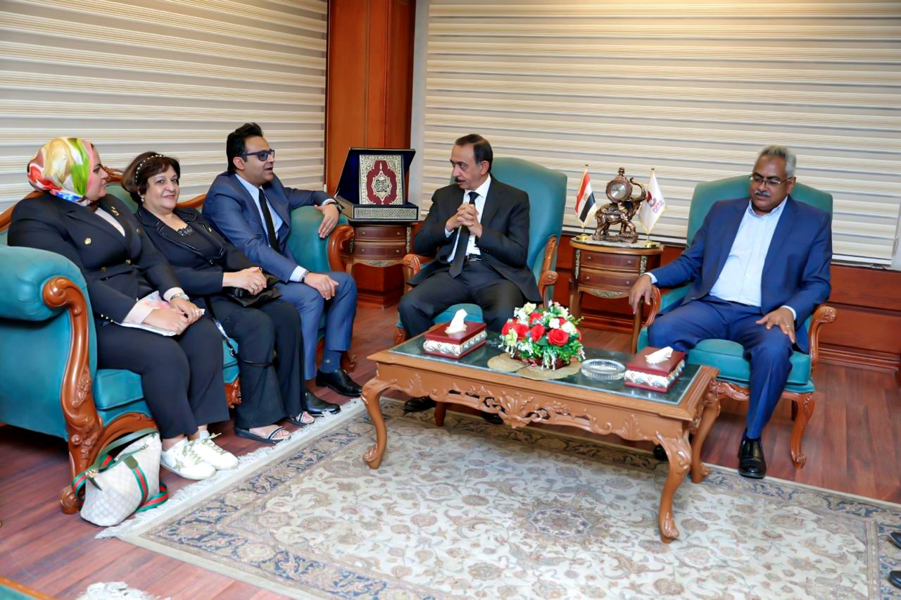 تمهيدًا لإطلاق التأمين الصحي الشامل  محافظ سوهاج يستقبل وفد وزارة الصحة لتقييم المنشآت الطبية بالمحافظة