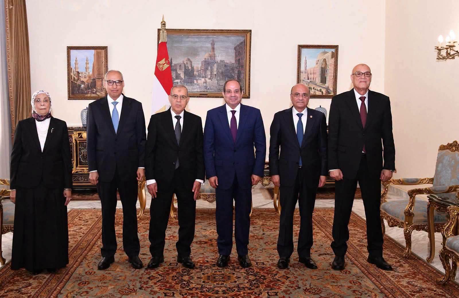 الرئيس يكرم " الغايش" و" شلبي " و" الشناوي" لإسهامهم في إعلاء العدالة وتطويرها ....  الرئيس السيسي  : الدولة تلتزم بدعم استقلال القضاء وإعلاء قيم العدالة والحق