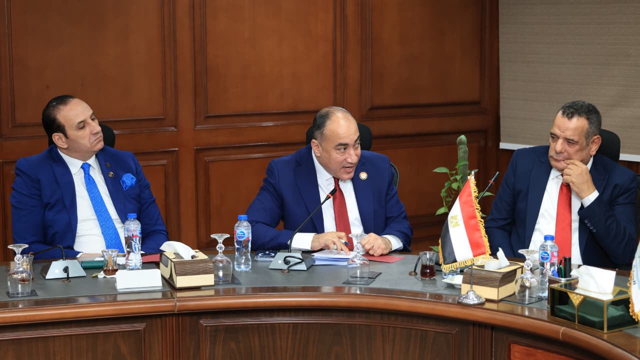 عمرو رشاد يستثمر اجتماع الكتلة البرلمانية بـ”حماة الوطن” مع محافظ الجيزة لطرح ملفات الصحة والتعليم وأرض اللواء وأبو رواش