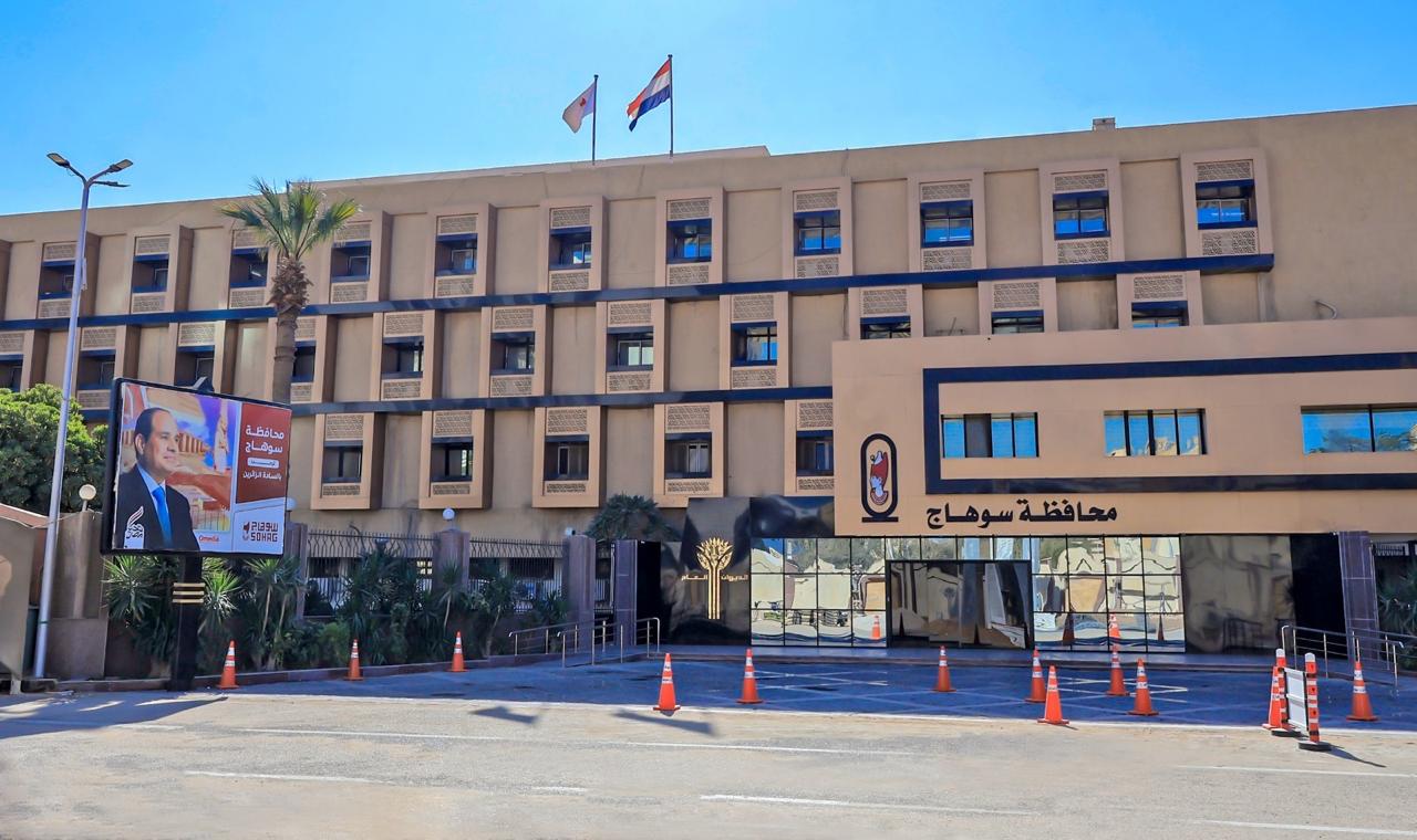 محافظ سوهاج:  إحالة 10 مسئولين بتهمة تضليل التقارير والتلاعب  للنيابة 