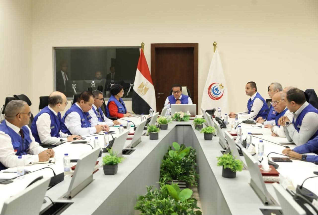 وزير الصحة يترأس غرفة الأزمات.. ويوجه باستمرار رفع  درجة الاستعداد بالمستشفيات لمدة 48 ساعة بعد الهزة الأرضية