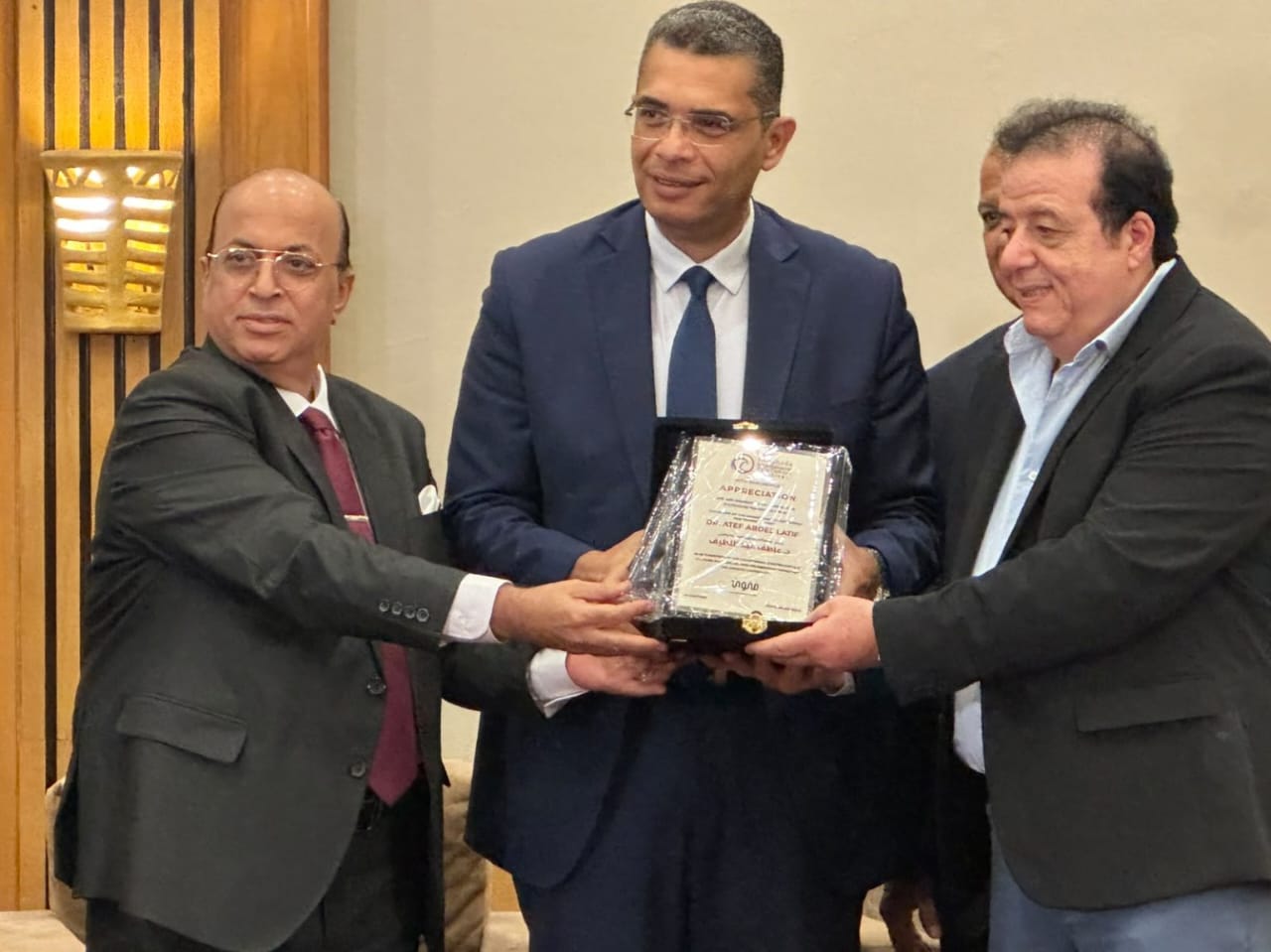 عاطف عبد اللطيف.. داعمًا لسينما الشباب وصانعًا للجسر بين الفن والسياحة