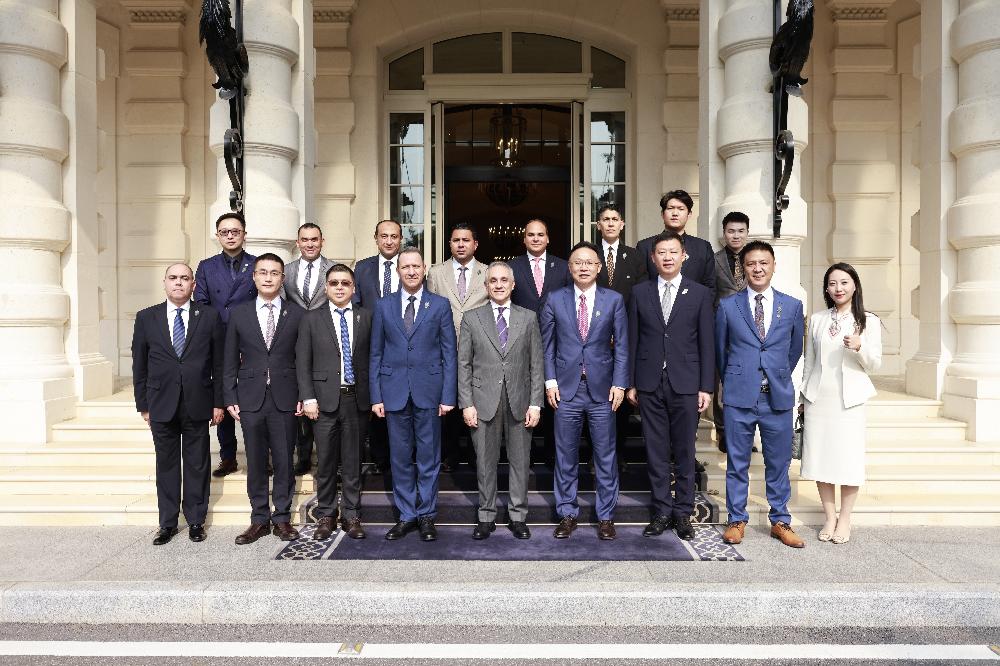 وزير العدل يتفقد التقنيات الذكية المُزمَع تطبيقها بـ«مدينة العدالة» بمقر شركة «هواوي» بالصين  الشريف : نتحرك بسرعة لرقمنة منظومة العدالة  رئيس شركة «هواوي»: نستخدم كل  خبراتنا العالمية لدعم  التقاضي الذكي والمدينة القضائية المصرية .
