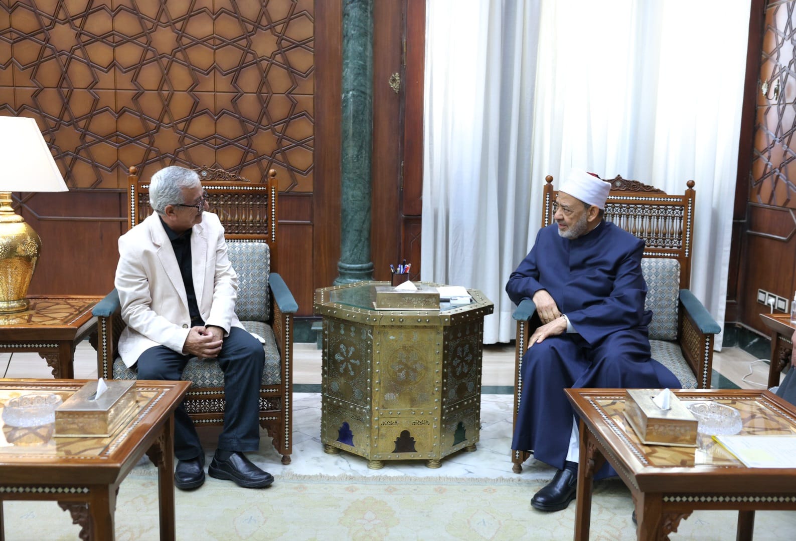 بالصور: الإمام الأكبر يستقبل الخبير الاقتصادي الدكتور رفعت سيد أحمد لمناقشة قضايا إقليمية