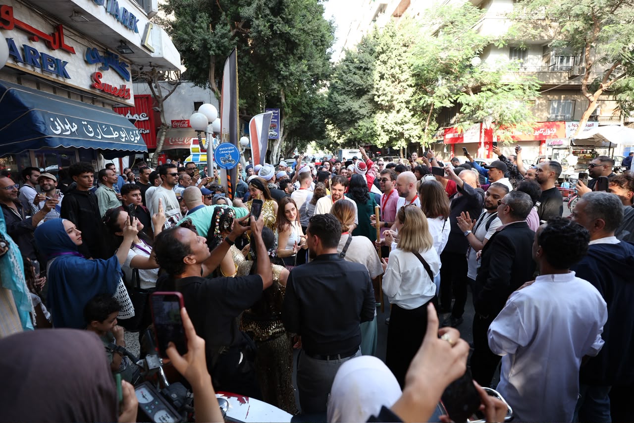 كشري أبو طارق يستقبل 150 شخصية من 28 دولة ويتلقى تكريمًا من ملتقى القاهرة الدولي للمسرح الجامعي